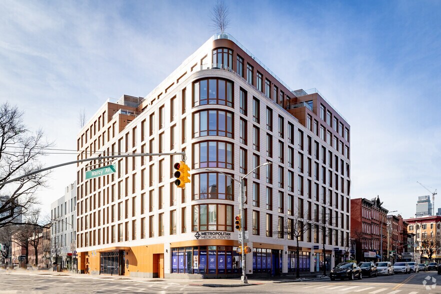 416 Metropolitan Ave, Brooklyn, NY for lease - Primary Photo - Image 1 of 5