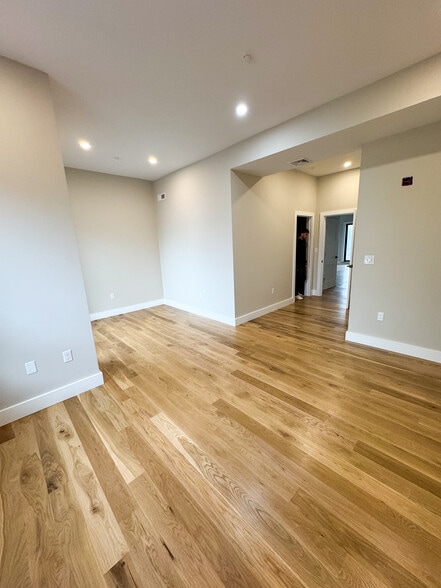 121 Washington St, Somerville, MA for sale - Interior Photo - Image 2 of 8