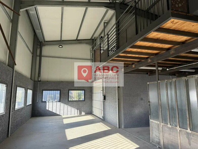 Flex in Saint-André for lease - Interior Photo - Image 1 of 7