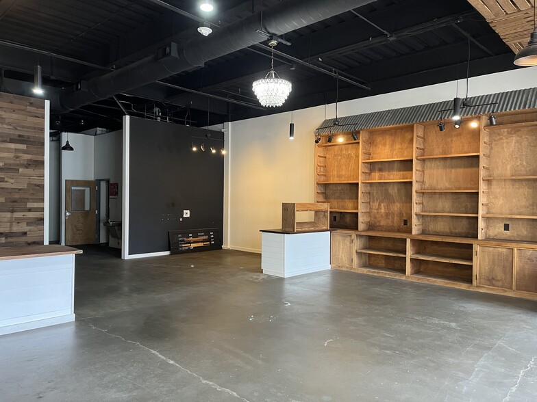 5009 W Broad St, Sugar Hill, GA for lease - Interior Photo - Image 2 of 5