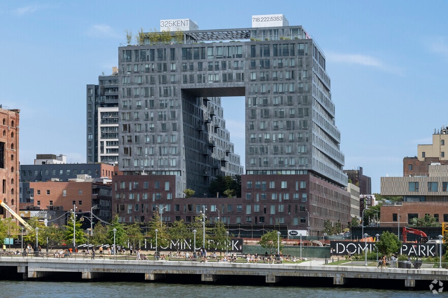 325 Kent Ave, Brooklyn, NY for lease - Primary Photo - Image 1 of 6