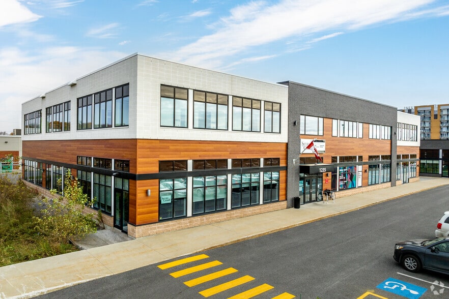 1235 Rue Douglas, Saint-jean-sur-richelieu, QC for lease - Building Photo - Image 3 of 5