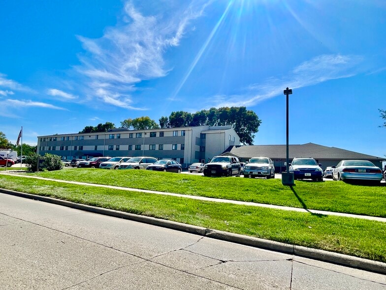 5300 Stone Ave, Sioux City, IA for sale - Primary Photo - Image 1 of 9