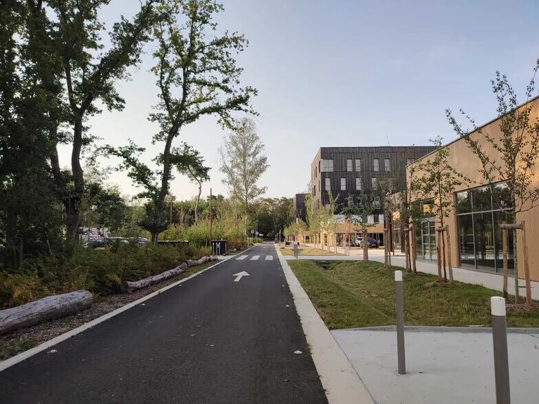 Retail in Petit-Couronne for lease - Building Photo - Image 1 of 7