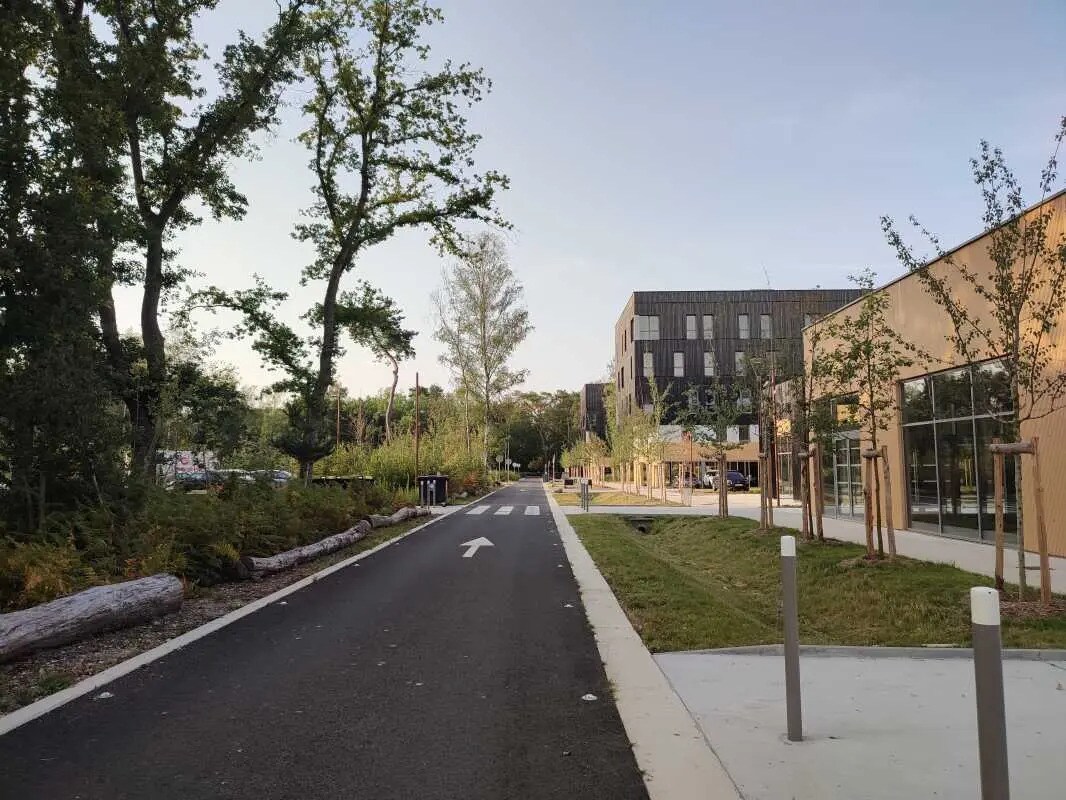 Retail in Petit-Couronne for lease Building Photo- Image 1 of 8