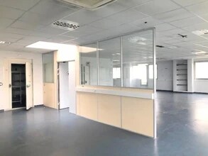 Rue Des Dames, Les Clayes-sous-Bois for lease Interior Photo- Image 1 of 5