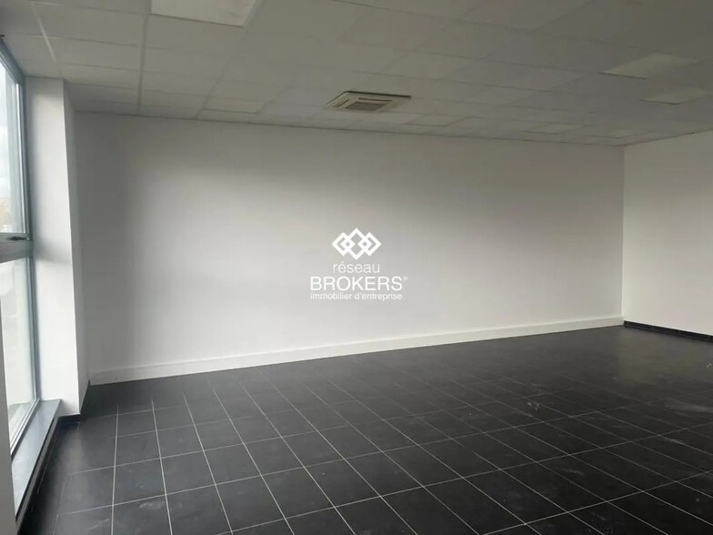 Flex in Strasbourg for lease - Interior Photo - Image 3 of 6