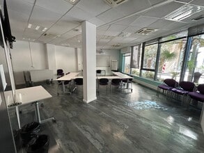 2/4 Place Laurent D'Arvieux, Marseille for lease Interior Photo- Image 2 of 2