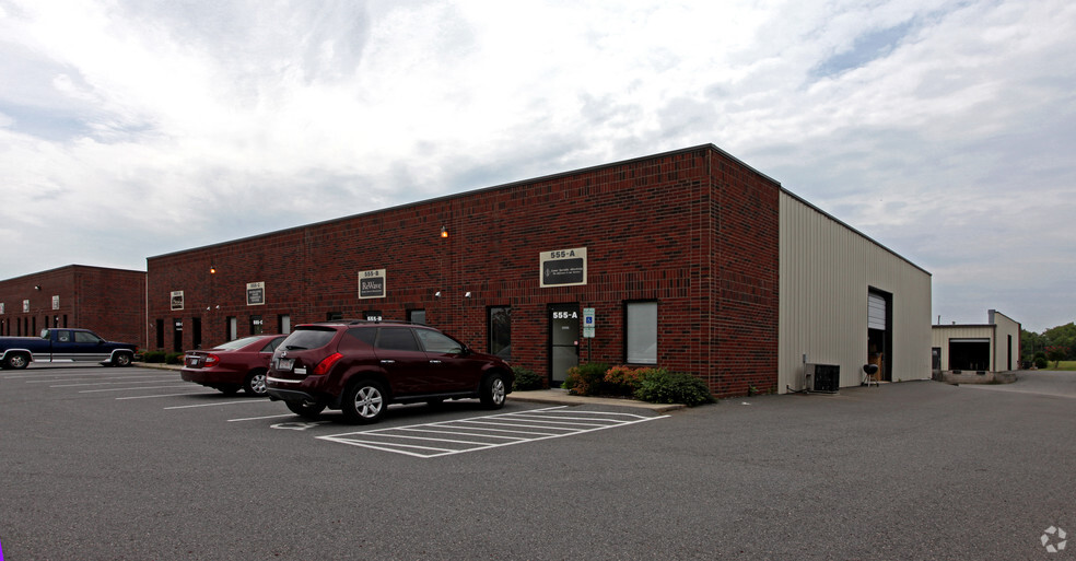 555 NW Pitts School Rd, Concord, NC for lease - Primary Photo - Image 1 of 9