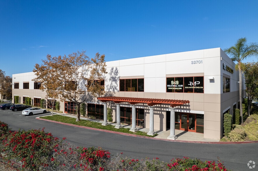 32701-32707 Calle Perfecto, San Juan Capistrano, CA for lease - Primary Photo - Image 1 of 26