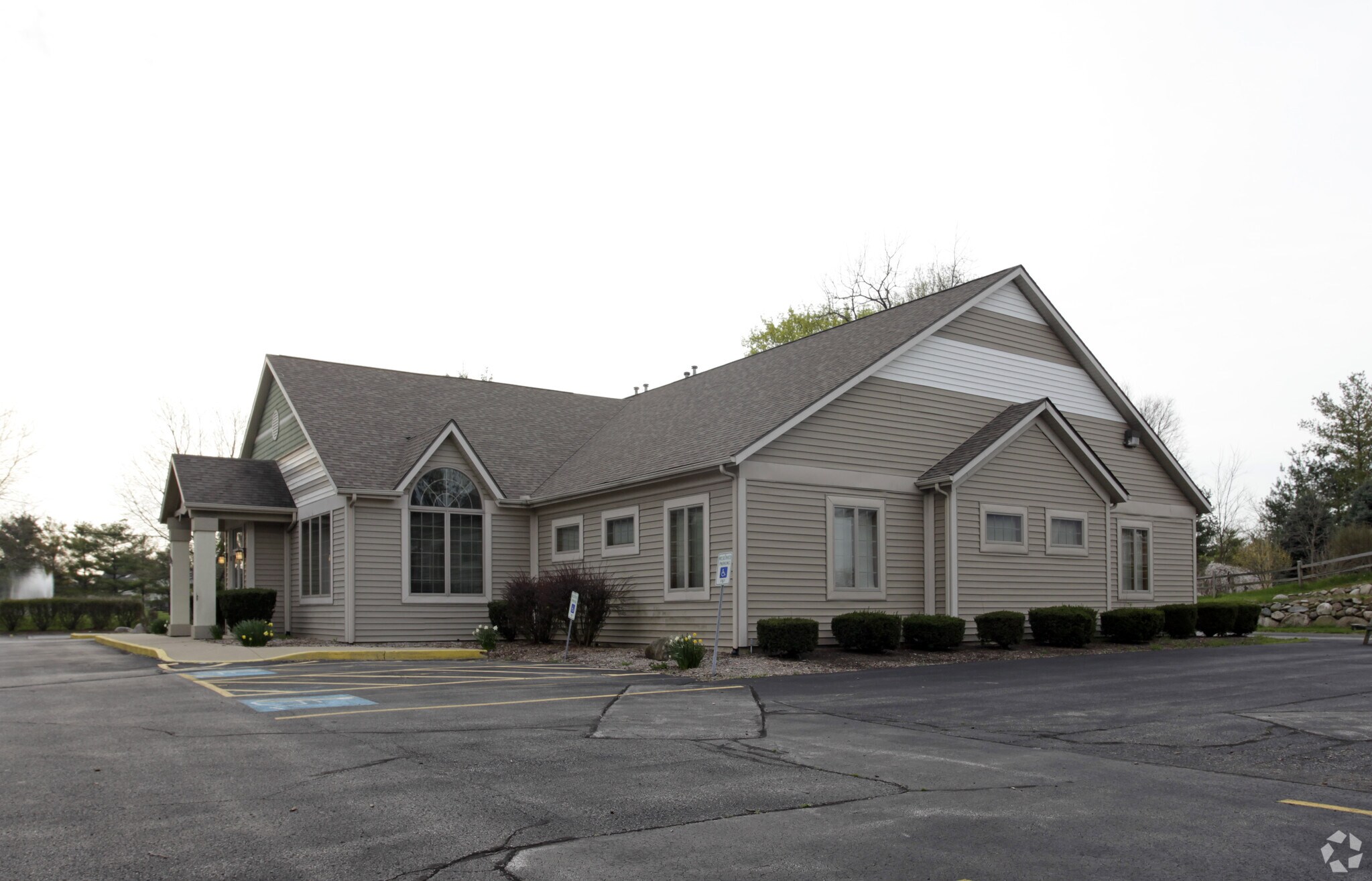 2010 Farnsworth Dr, South Bend, IN 46614