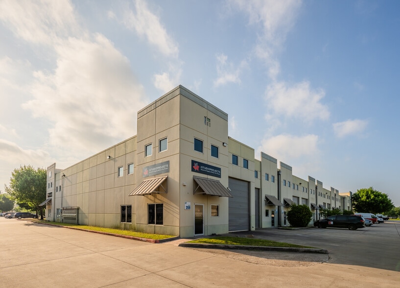 5750 N Sam Houston Pky E, Houston, TX for lease - Building Photo - Image 1 of 32