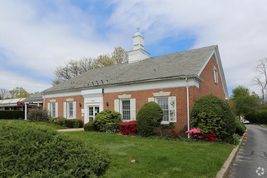 1229 E Jericho Tpke, Huntington, NY 11743