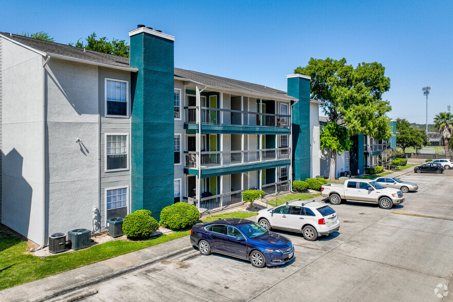 1348 Thorpe Ln, San Marcos, TX for sale - Primary Photo - Image 1 of 1