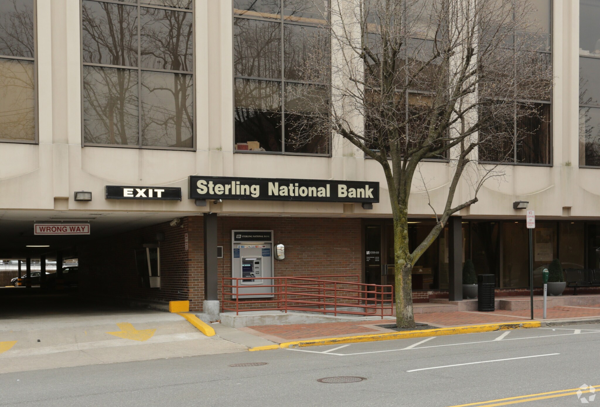 98 Cuttermill Rd, Great Neck, NY 11021 Atrium