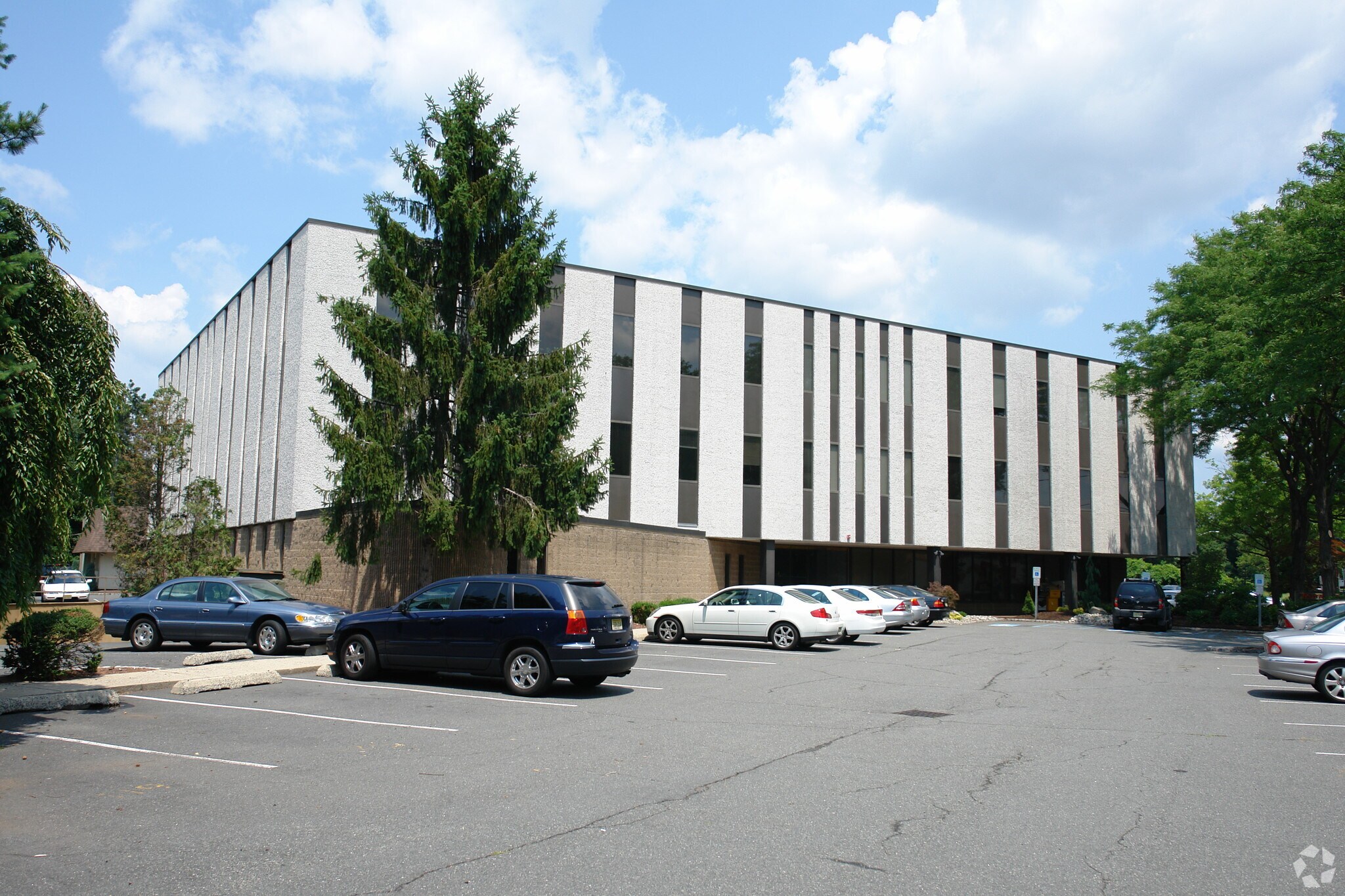 77 Brant Ave, Clark, NJ 07066 Garden State Executive Plz