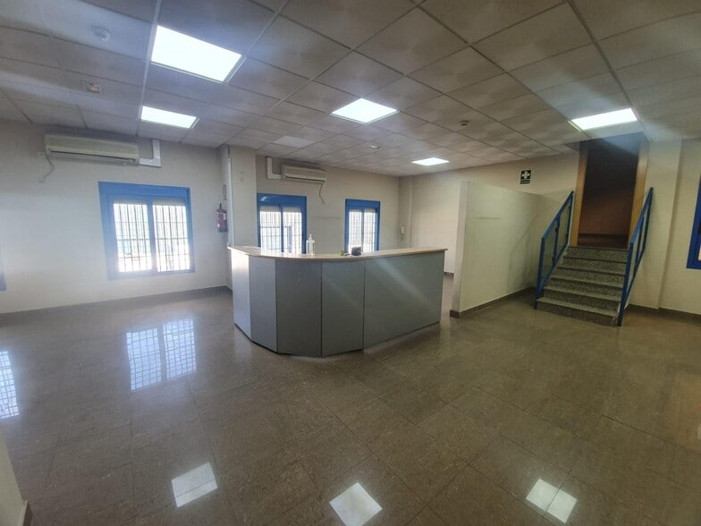 Industrial in Dos Hermanas for sale - Building Photo - Image 3 of 13