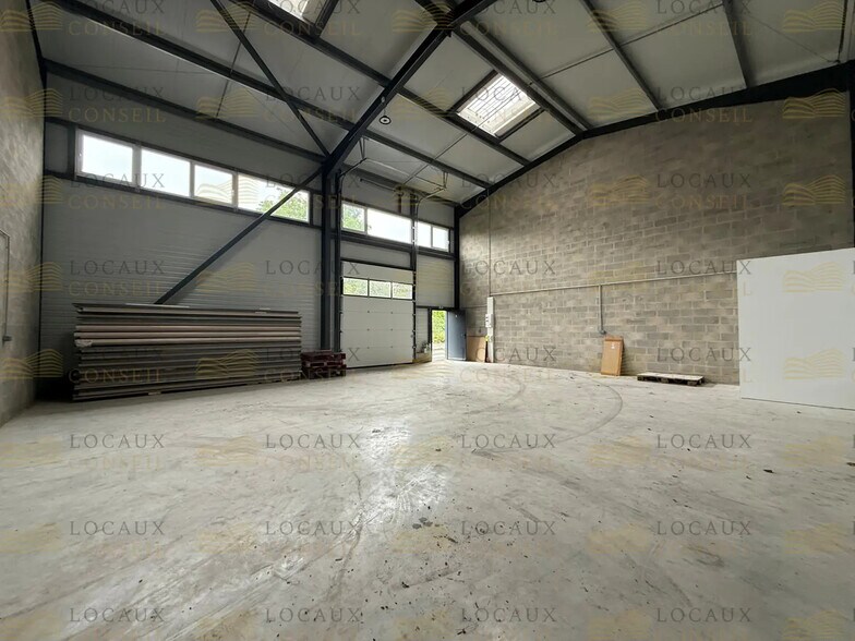 Flex in Bernes-sur-Oise for lease - Interior Photo - Image 2 of 12