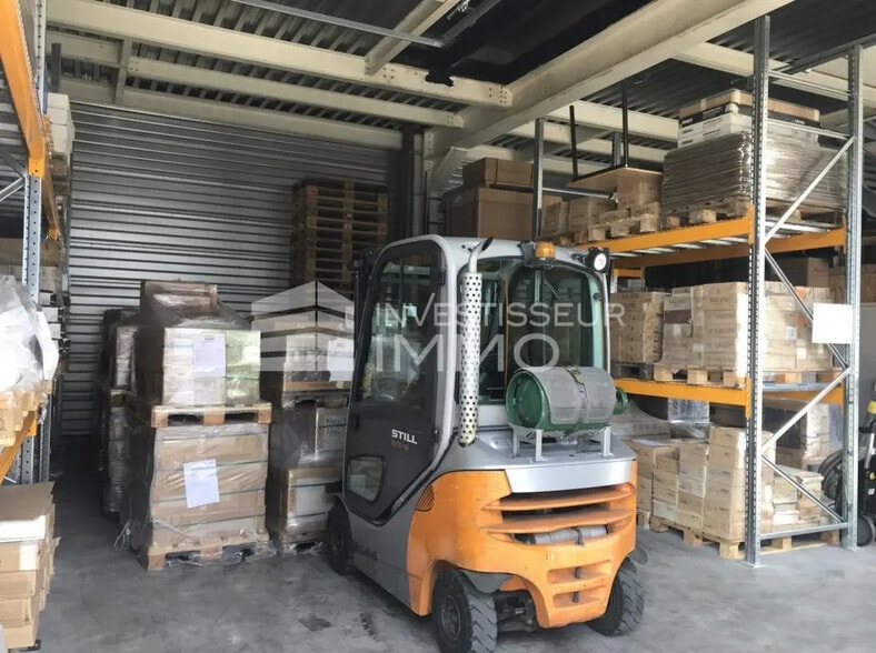 Flex in Montreuil for lease - Interior Photo - Image 2 of 4