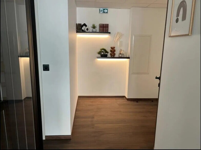 Office in Saint-Laurent-du-Var for lease - Interior Photo - Image 2 of 13