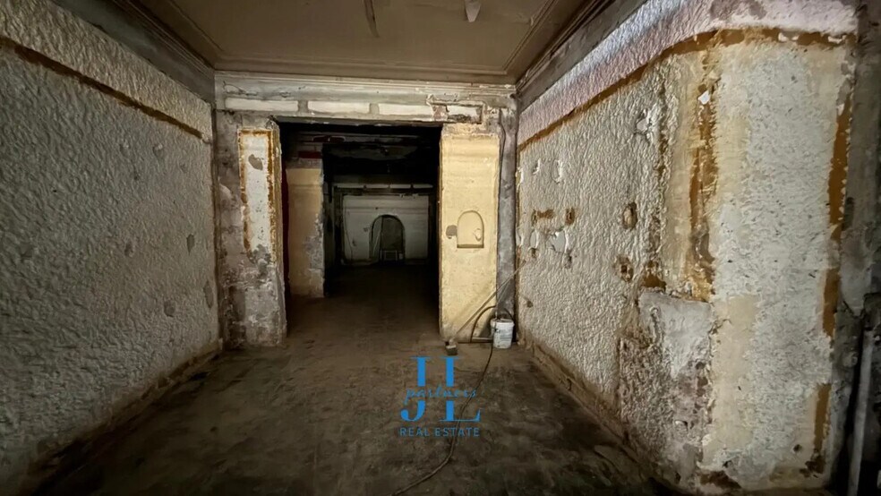 Retail in Bordeaux for lease - Interior Photo - Image 1 of 5