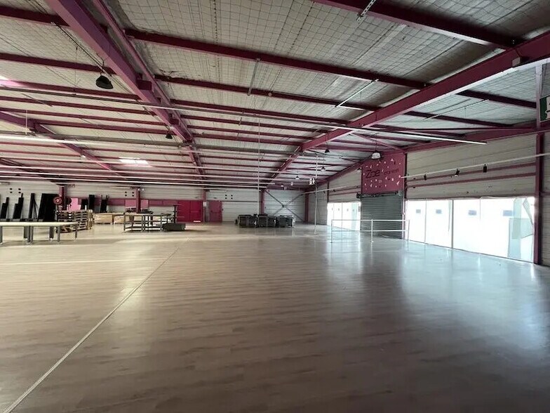 Retail in Biganos for lease - Interior Photo - Image 2 of 9