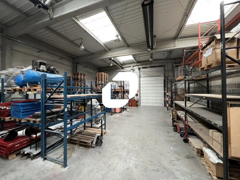 Office in Hallennes-lez-Haubourdin for lease - Interior Photo - Image 1 of 9