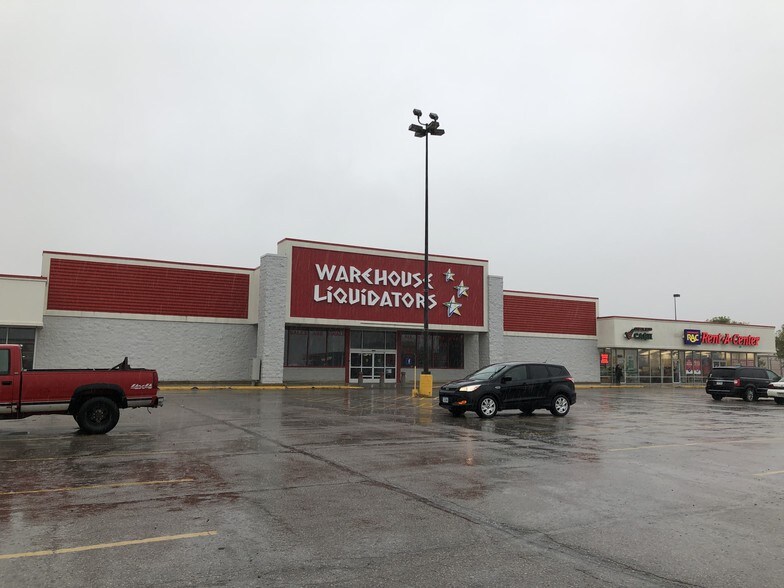700 11th St SW, Spencer, IA 51301 Pine Tree Plaza