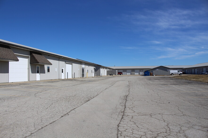 606 S Staley Rd, Champaign, IL for lease - Building Photo - Image 3 of 6