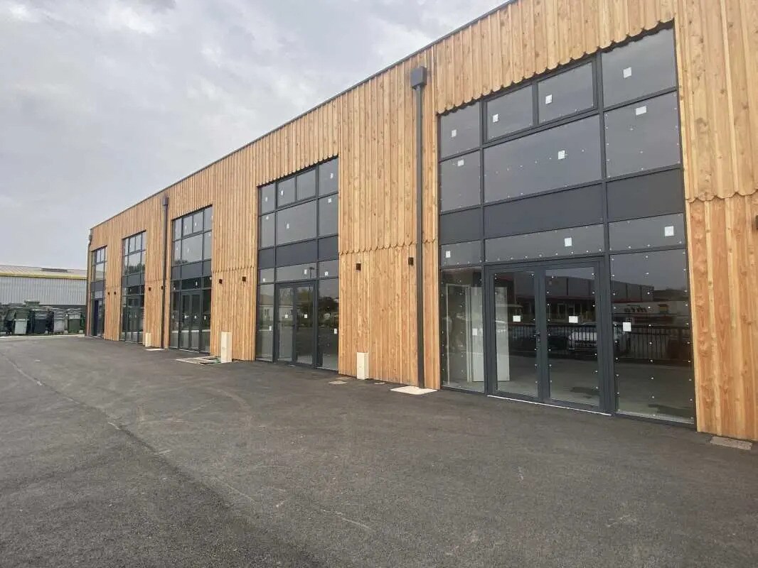 Flex in SAINT-JEAN-D'ILLAC for lease Building Photo- Image 1 of 8