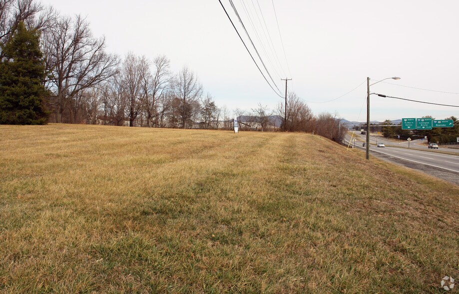 3812 Peters Creek Rd, Roanoke, VA 24019