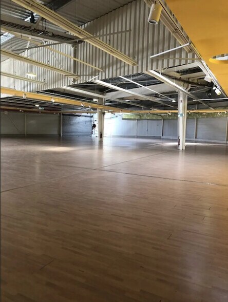 Retail in Maurepas for lease - Interior Photo - Image 2 of 6