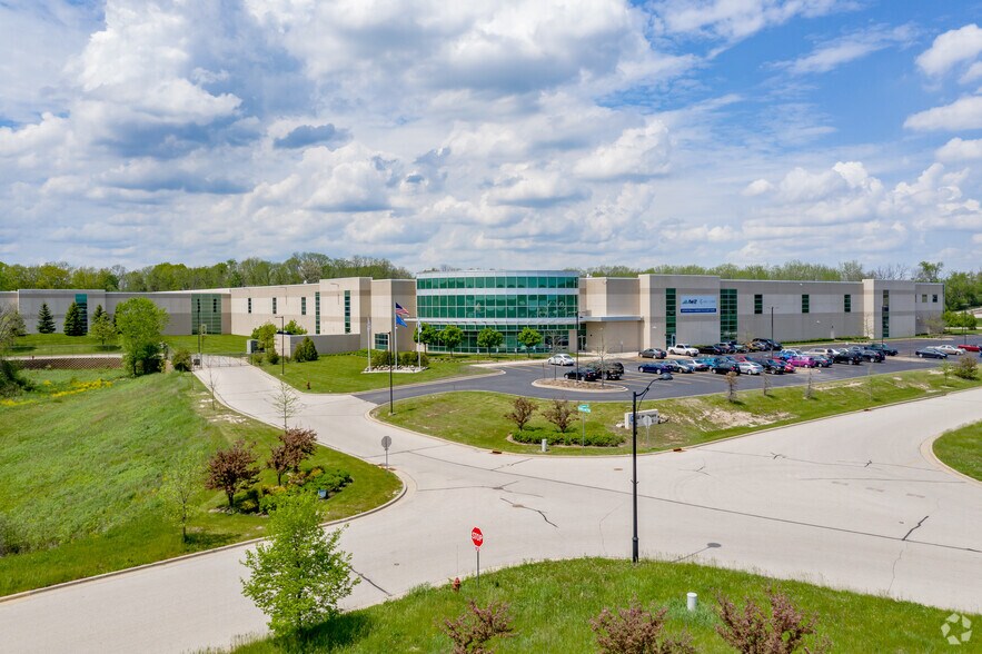 W160S6471 Commerce Dr, Muskego, WI for sale - Building Photo - Image 1 of 1