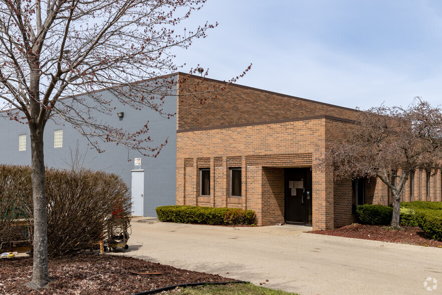 33891 Doreka Dr, Fraser, MI for lease - Building Photo - Image 1 of 7