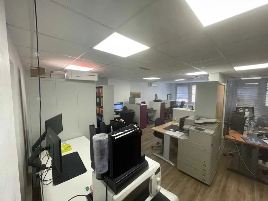 Office in Paris for lease Interior Photo- Image 1 of 4