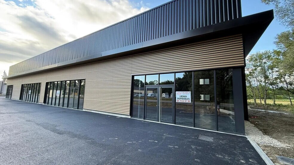 Industrial in Saint-Denis-lès-Bourg for lease - Building Photo - Image 1 of 7