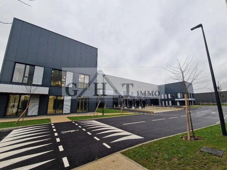 Industrial in La Courneuve for lease - Building Photo - Image 3 of 7