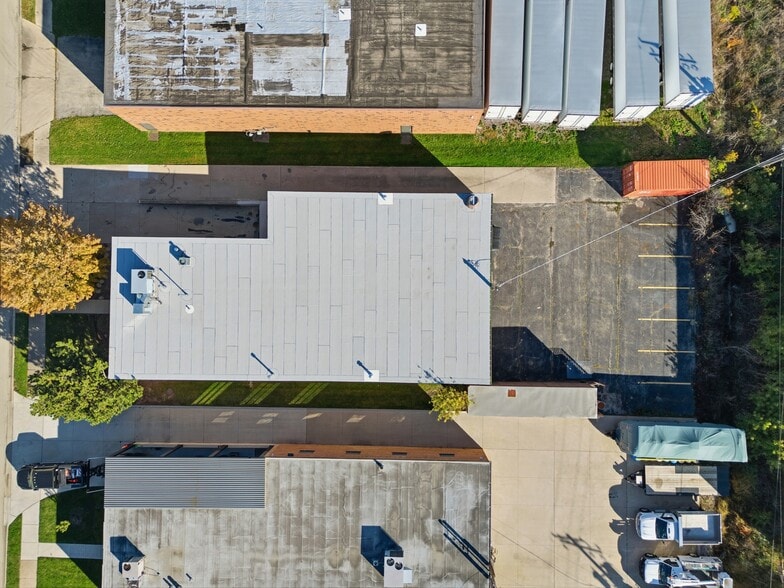 1425 Louis Ave, Elk Grove Village, IL for lease - Building Photo - Image 2 of 10