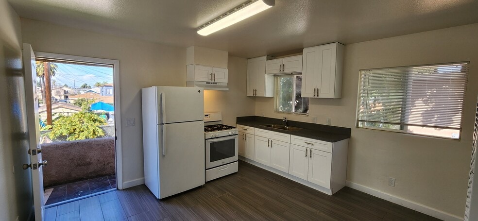 426-428 W 77th St, Los Angeles, CA for sale - Interior Photo - Image 2 of 9