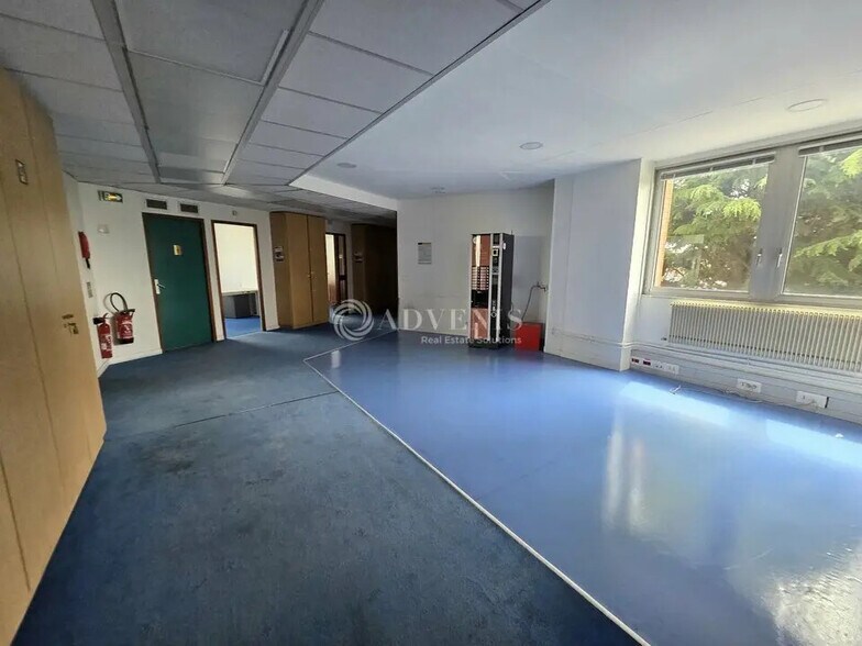 Office in La Courneuve for lease - Interior Photo - Image 3 of 7