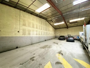 Flex in Pusignan for lease Interior Photo- Image 1 of 4
