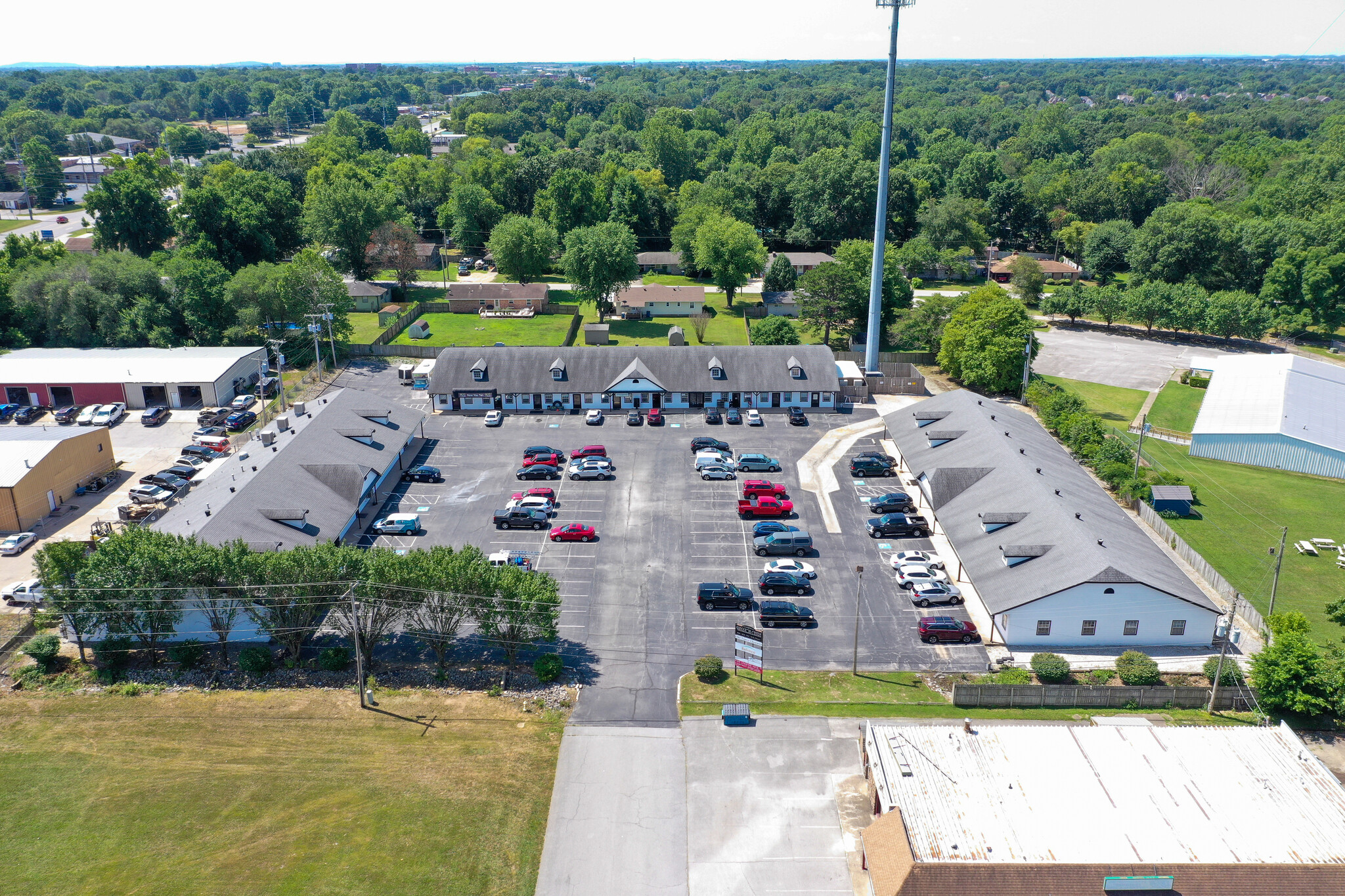 1011 NW J St, Bentonville, AR for lease Building Photo- Image 1 of 4