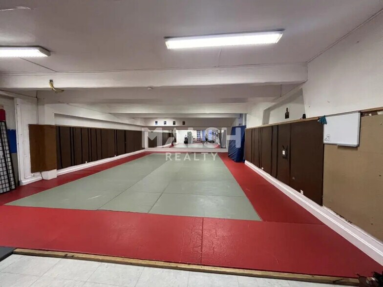 Retail in Lyon for lease - Building Photo - Image 2 of 5