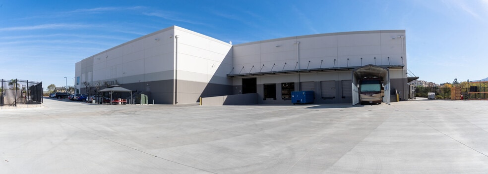 2620 Palisades Dr, Corona, CA for lease - Building Photo - Image 2 of 9