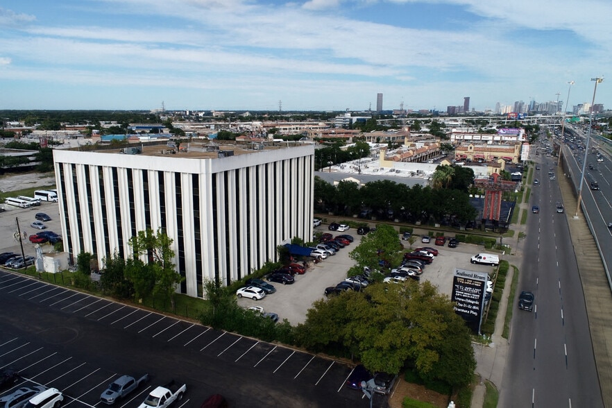 6776 Southwest Fwy, Houston, TX for sale - Building Photo - Image 1 of 7