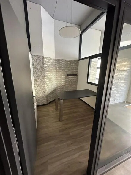 Retail in Vannes for lease - Interior Photo - Image 1 of 4