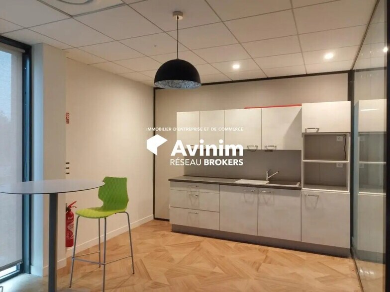 Office in Thyez for lease - Interior Photo - Image 3 of 4