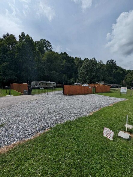 14 Chatuge Village Dr, Hayesville, NC for sale - Building Photo - Image 1 of 1