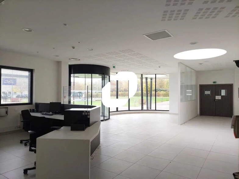 8 Rue Du Maréchal De Lattre De Tassigny, Élancourt for lease - Interior Photo - Image 3 of 12