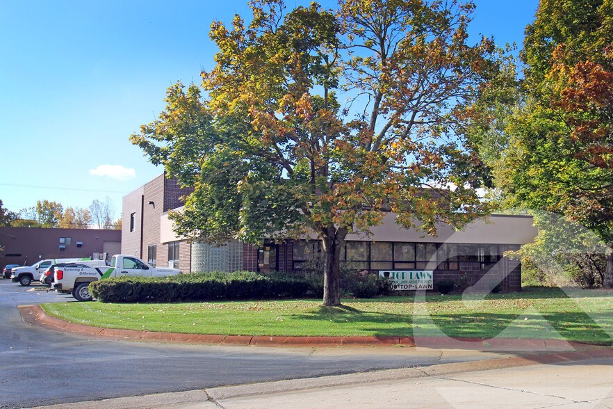 1965 Best Dr, Commerce Township, MI for lease - Primary Photo - Image 1 of 1